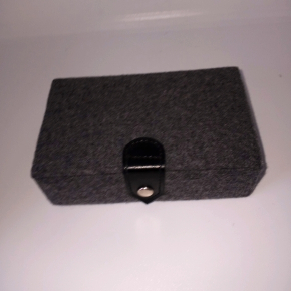 Mini gray jewelry box with snap button closure - Picture 3 of 9